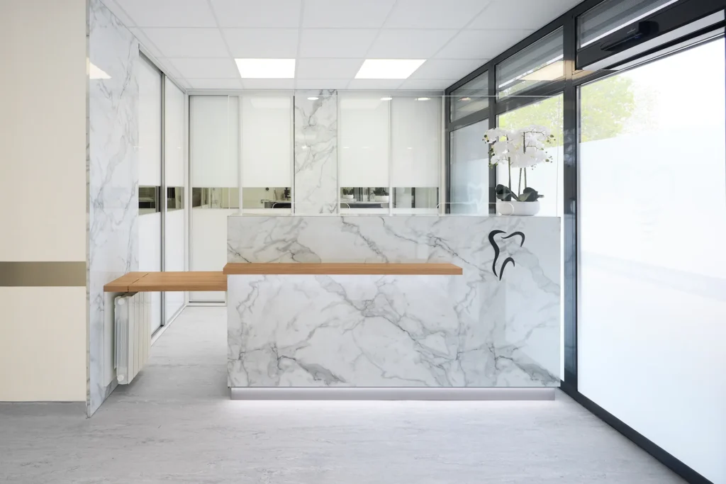 Accueil en marbre blanc du cabinet de chirurgie maxillo-faciale, d'implantologie et de stomatologie du Dr Nader Baccar à Saran