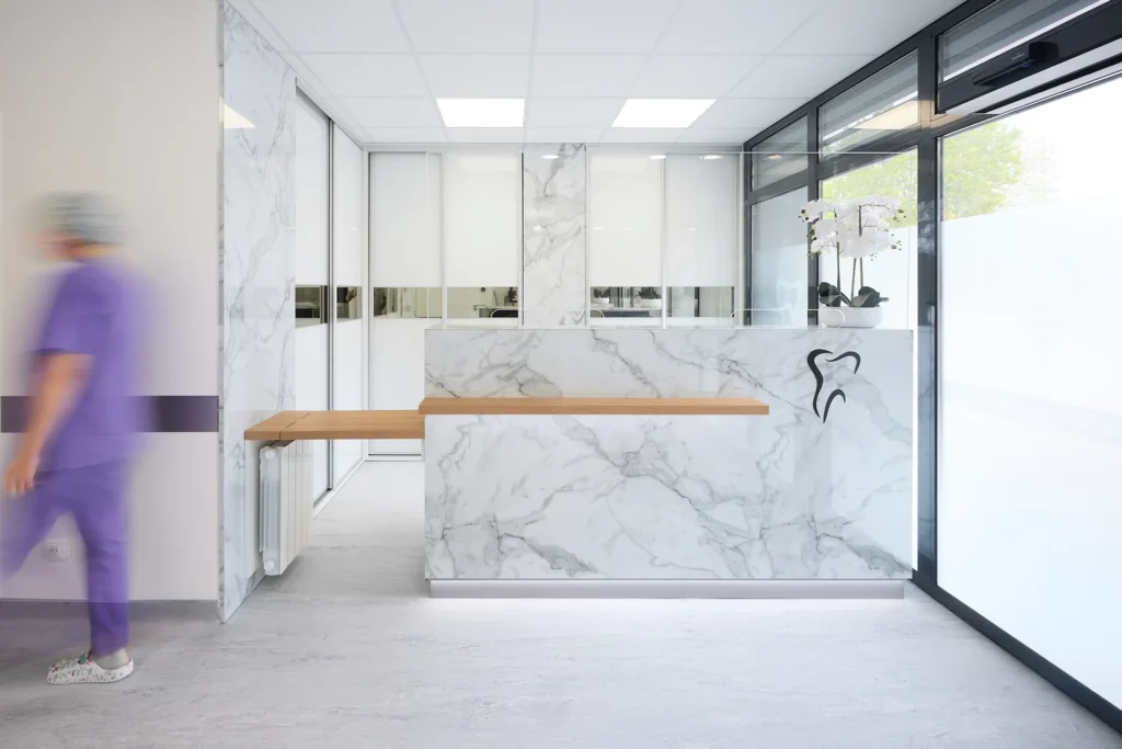 Banque d'accueil du cabinet de chirurgie maxillo-faciale, d'implantologie et de stomatologie à Saran