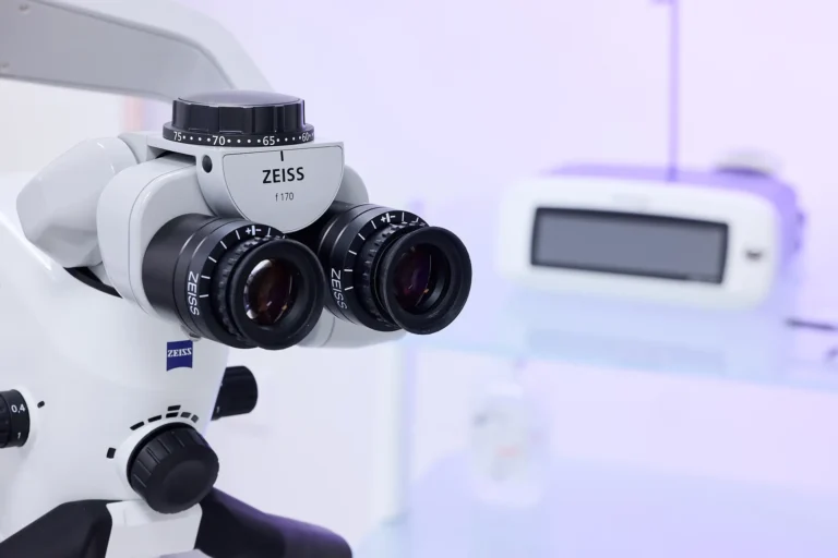 Microscope opératoire du cabinet de chirurgie maxillo-faciale, d'implantologie et de stomatologie