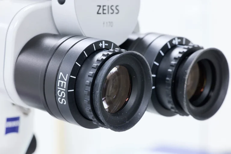 Oculaires du microscope opératoire utilisé au cabinet