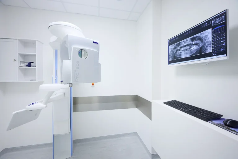 Salle de radiologie avec appareil d'imagerie dentaire 3D (cone beam)