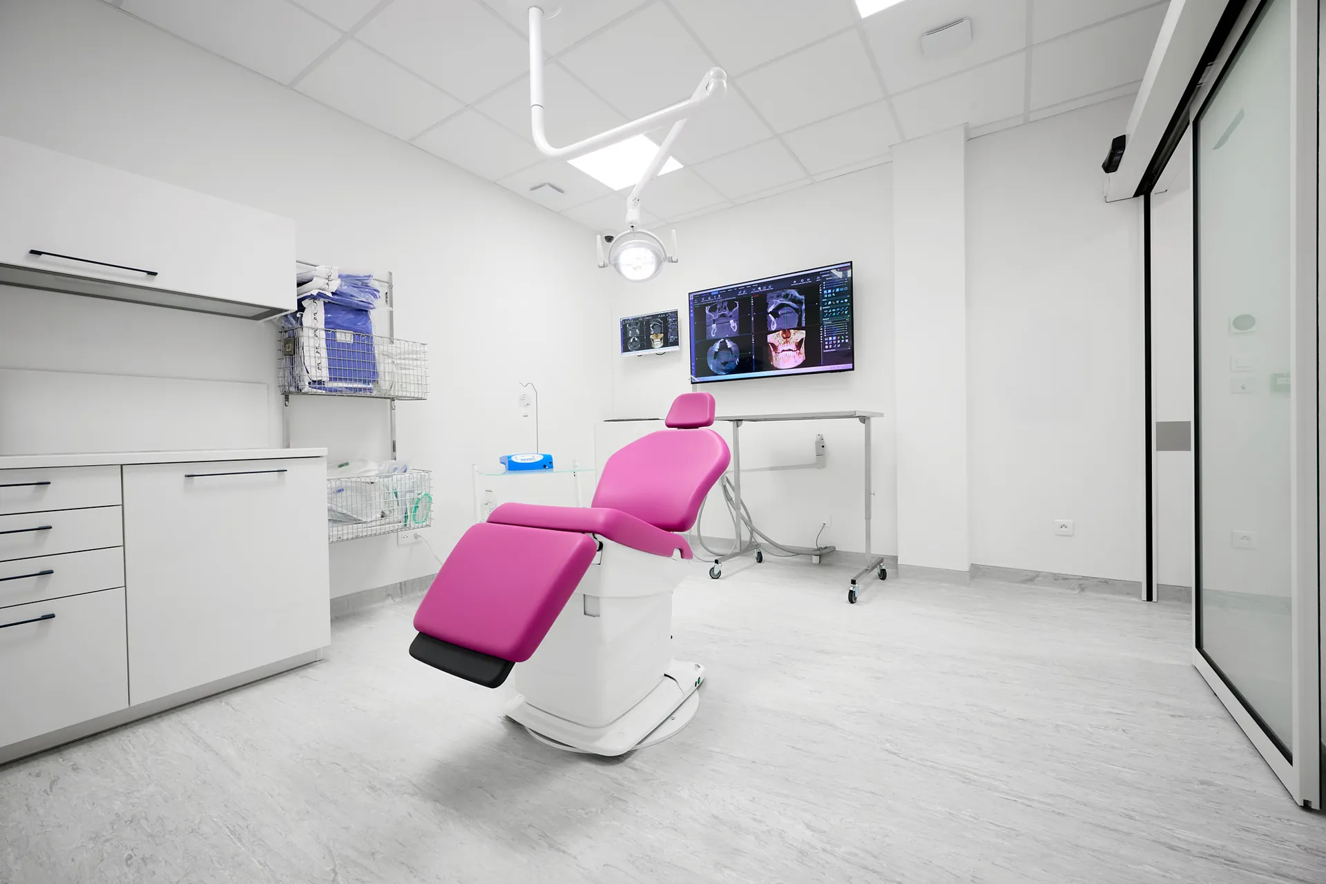Salle de soins équipée d'un fauteuil et d'écrans de visualisation