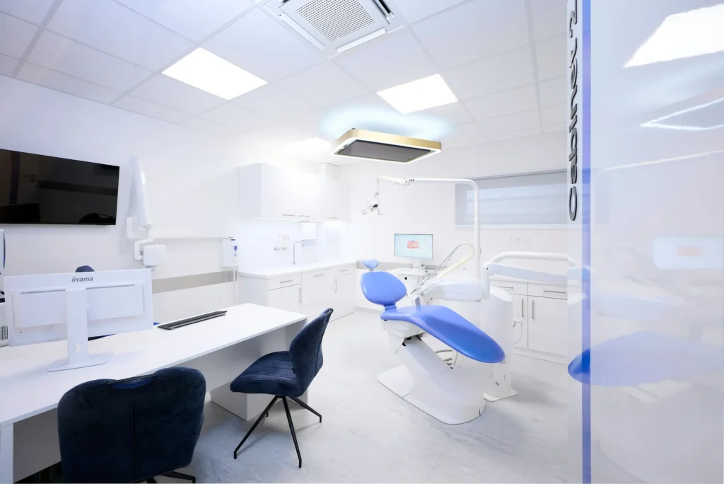 Salle de soins lumineuse avec fauteuil dentaire bleu