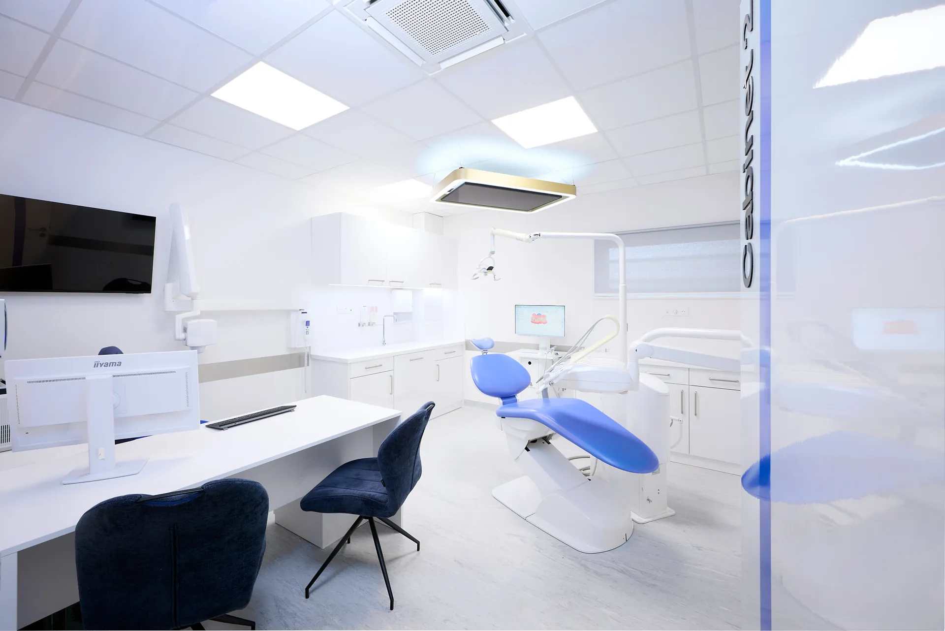 Salle de soins lumineuse avec fauteuil dentaire bleu
