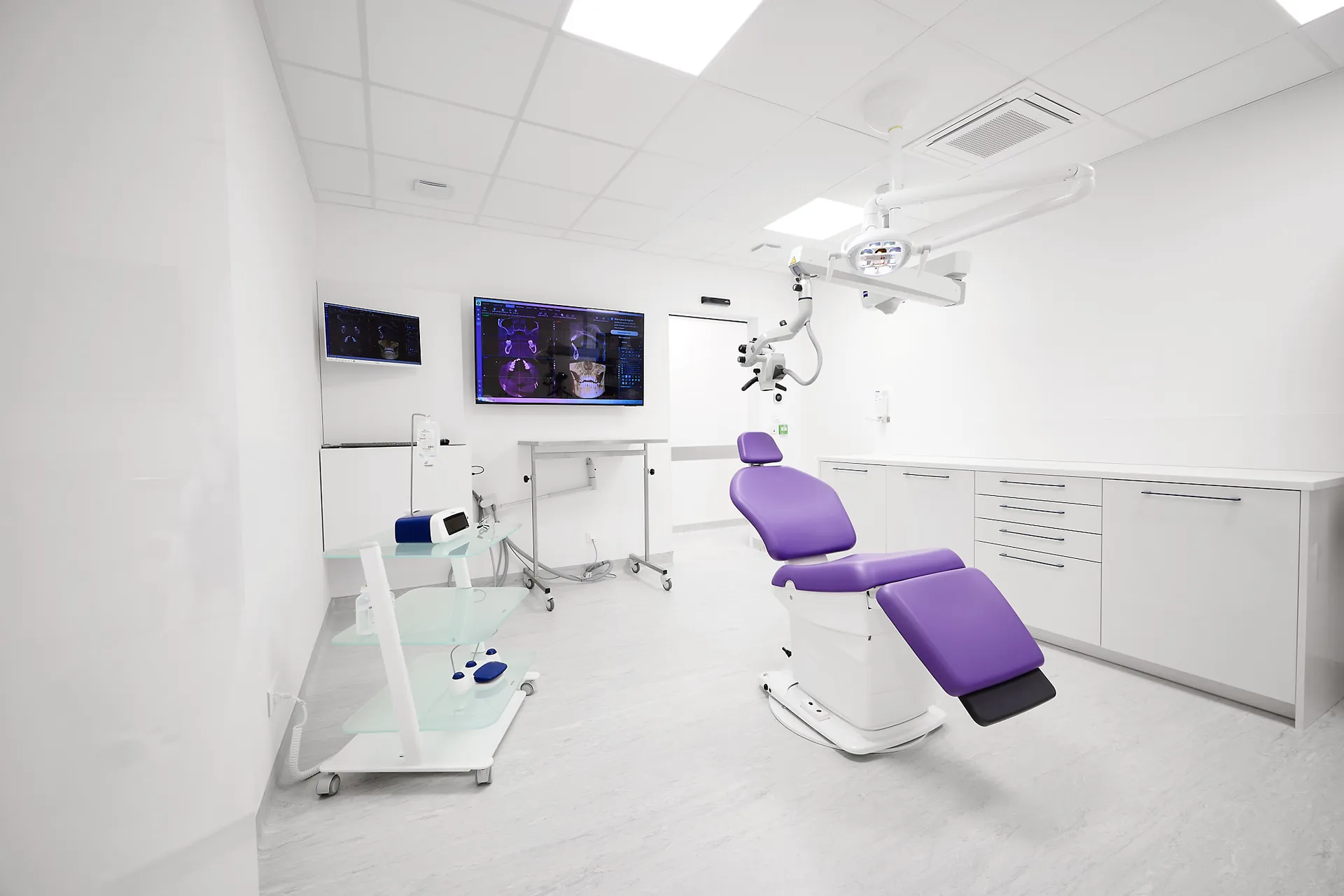 Salle de soins équipée d'un microscope opératoire