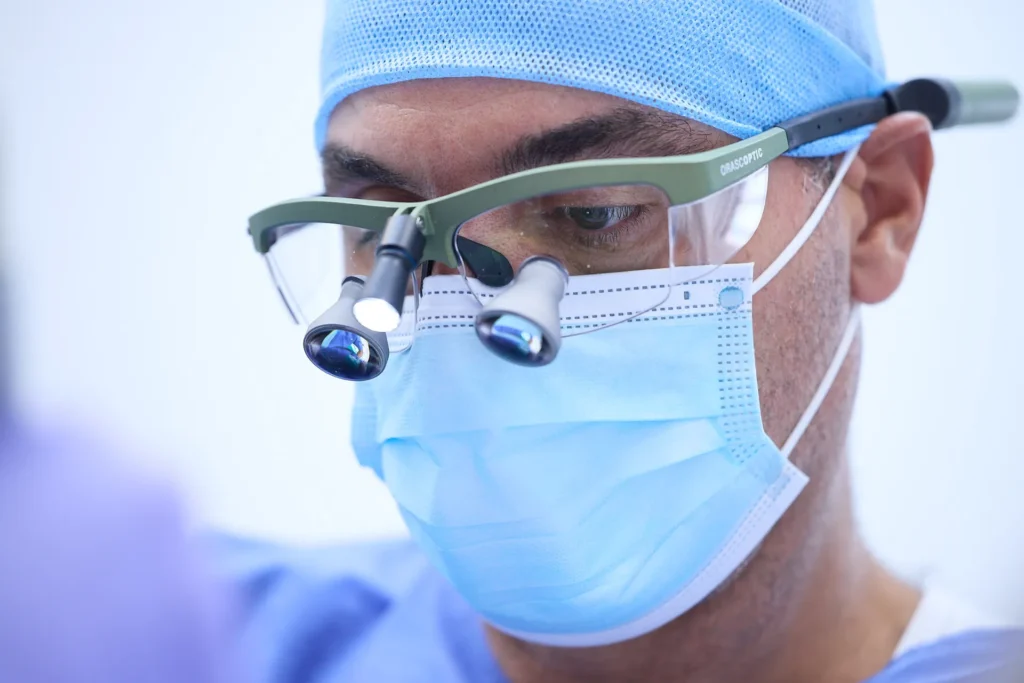 Praticien équipé de loupes chirurgicales