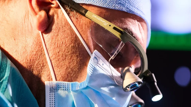 Praticien portant des loupes grossissantes avec éclairage