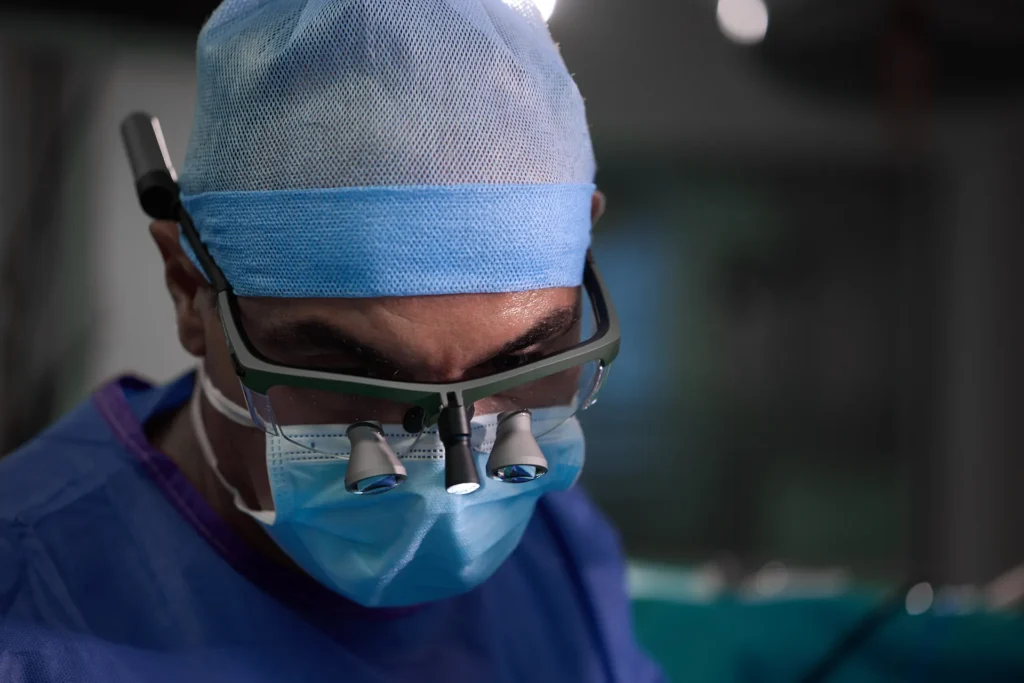 Chirurgien portant des loupes au bloc opératoire