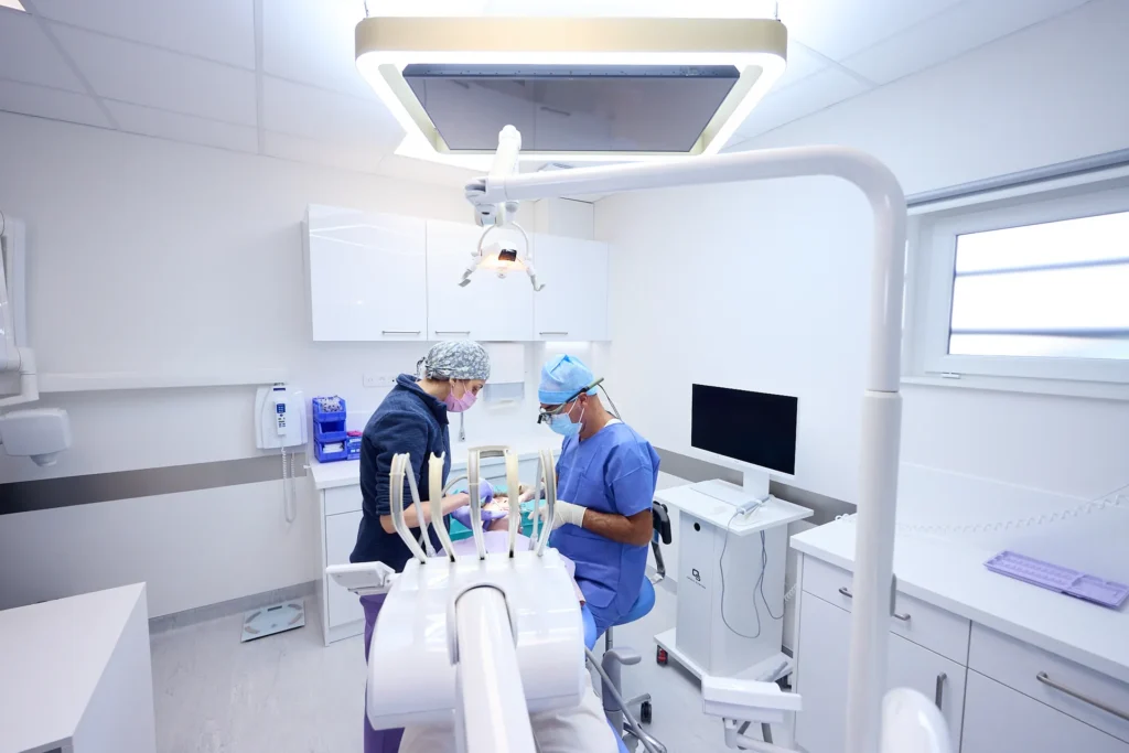 Praticien et assistante lors d'un soin dentaire