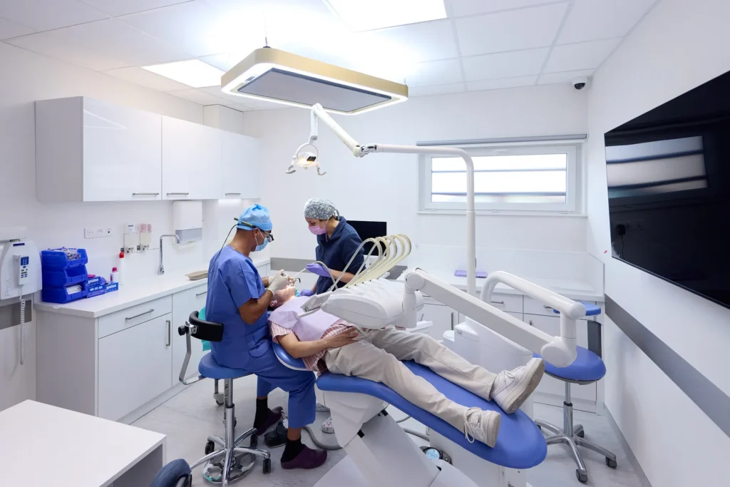Soins dentaires dans une salle de soins du cabinet